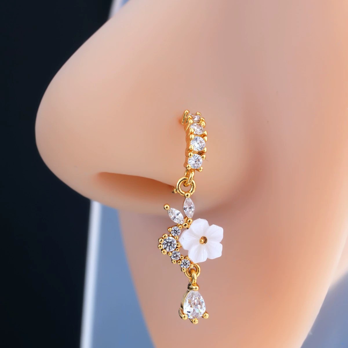 Gold Flower Nose Ring with Dan - Body Jewelry Nose Ring recension och pris