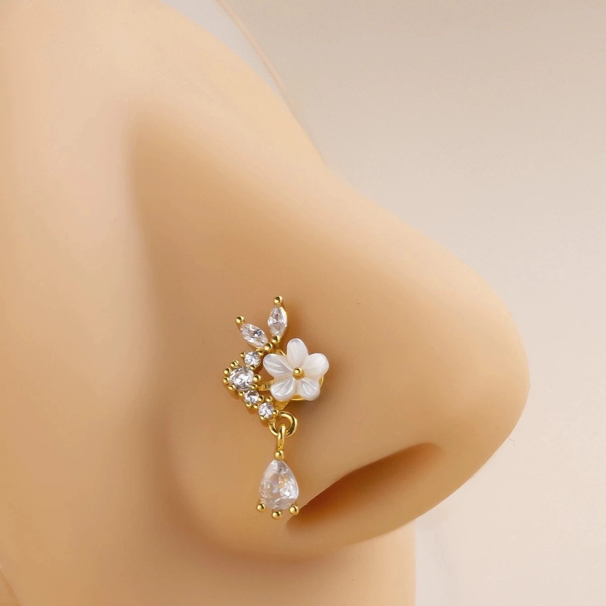 Gold Flower Nose Ring with Dan - Body Jewelry Nose Ring recension och pris