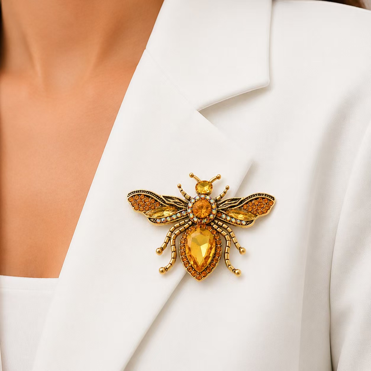 Retro gold bee brooch, yellow  - Body Jewelry Websites recension och pris